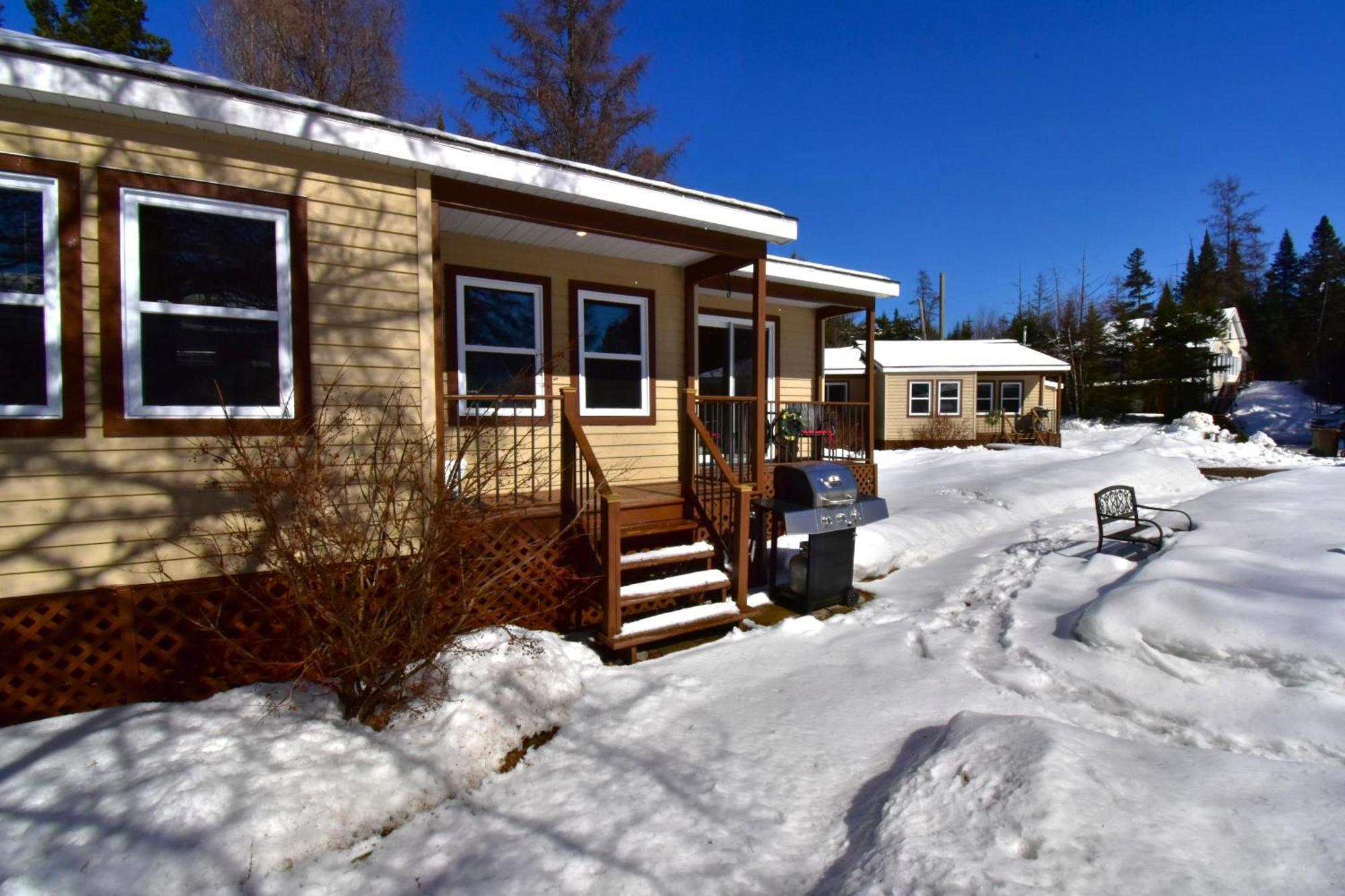 Emme Chalets Sainte-Lucie-de-Doncaster Ngoại thất bức ảnh