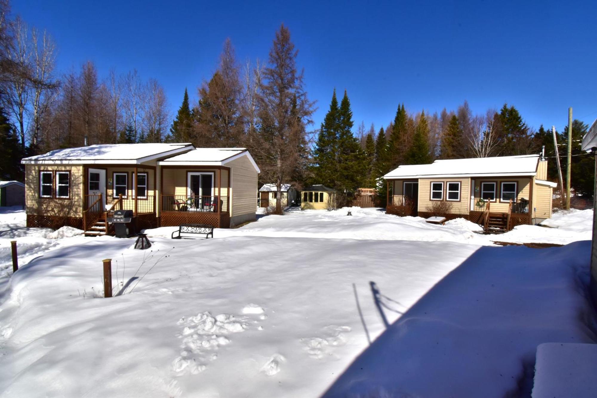 Emme Chalets Sainte-Lucie-de-Doncaster Ngoại thất bức ảnh