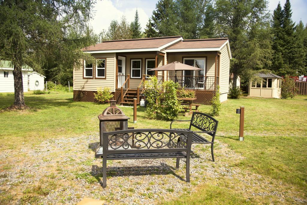 Emme Chalets Sainte-Lucie-de-Doncaster Ngoại thất bức ảnh