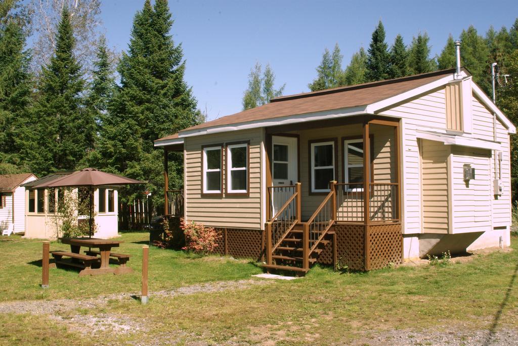 Emme Chalets Sainte-Lucie-de-Doncaster Phòng bức ảnh